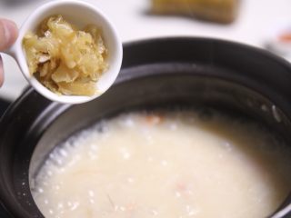 潮汕砂锅粥,出锅前，加入天津冬菜调味，如果家中有，可以加入一点提鲜提味，如果没有，可以不加。
