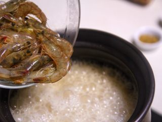 潮汕砂锅粥,”第三滚“
最后肯定是加入海虾了，粥水再次烧开，加入海鲜，大火