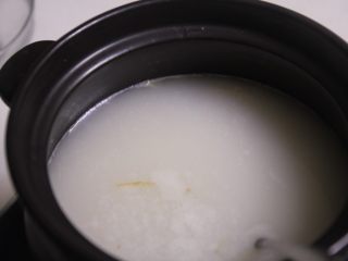潮汕砂锅粥,水总体加到锅的四分之三处最好，不然会溢出来了，哈哈哈，洗炉灶真的很麻烦。