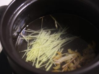 潮汕砂锅粥,用煲粥的砂锅加入三分之一的水，将虾米，干贝，鱿鱼一起加入，再加入姜。