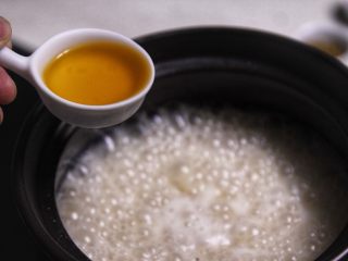 潮汕砂锅粥,”第二滚“
当你的粥又开始滚起来的时候，加入花生油。
试过很多油，但觉得最香的还是花生酱，而却油不要怕多，米粒会吸收油脂，让米更香。