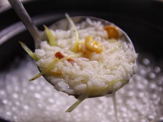 潮汕砂锅粥,煮到水变少变稠，米粒变大即可加入热水