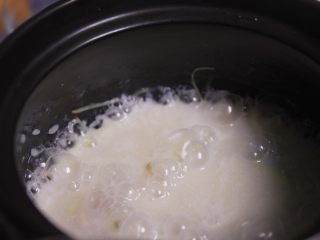 潮汕砂锅粥,米浆出现了，水就变稠了