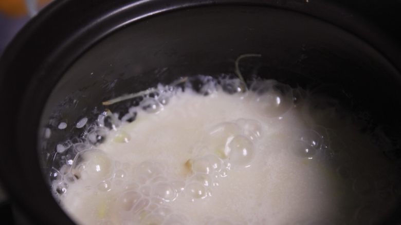 潮汕砂锅粥,米浆出现了，水就变稠了