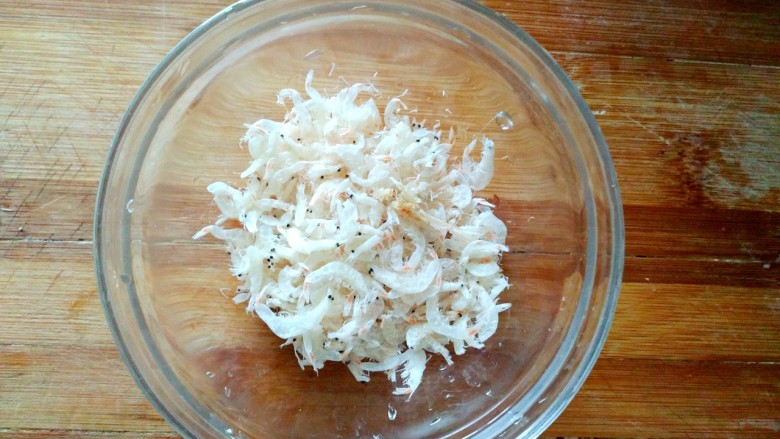 苦菊拌内酯豆腐,海米放入碗里备用