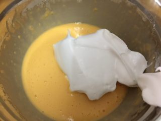 蛋糕盒子,打好后的蛋白分3次加入蛋黄糊中搅拌均匀后再➕下一次