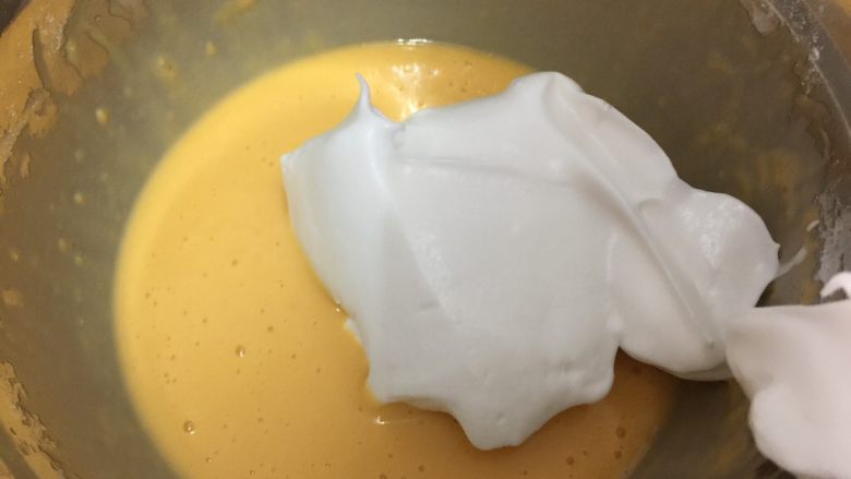 蛋糕盒子,打好后的蛋白分3次加入蛋黄糊中搅拌均匀后再➕下一次