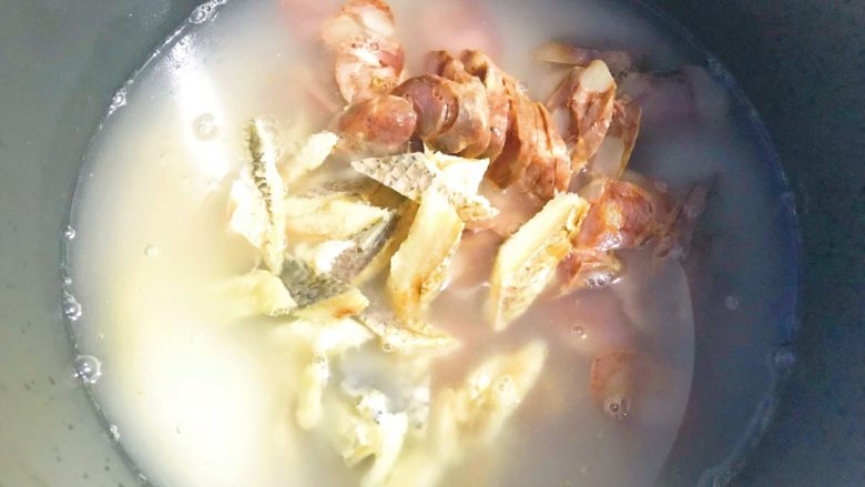 电饭煲+腊味咸鱼焖饭,倒入腊肠，咸鱼，和半小匙盐。