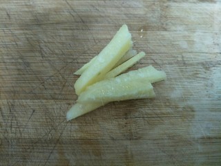 家常土豆炖排骨,姜切成姜片。