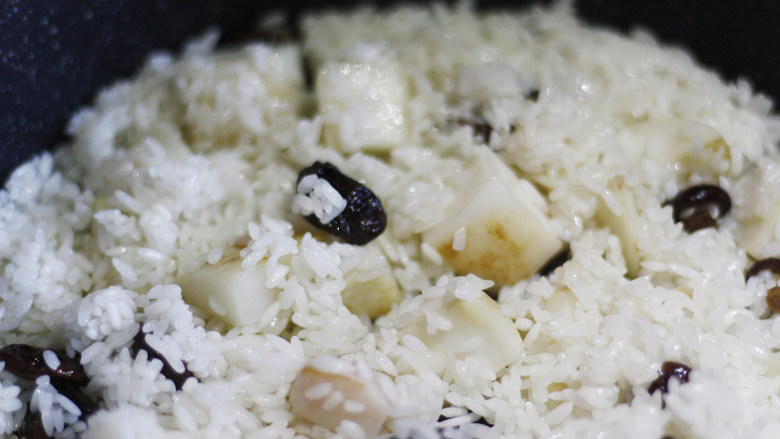 芋头香菇焖饭，没有下饭菜也能吃一碗,将大米全部倒入，翻炒均匀