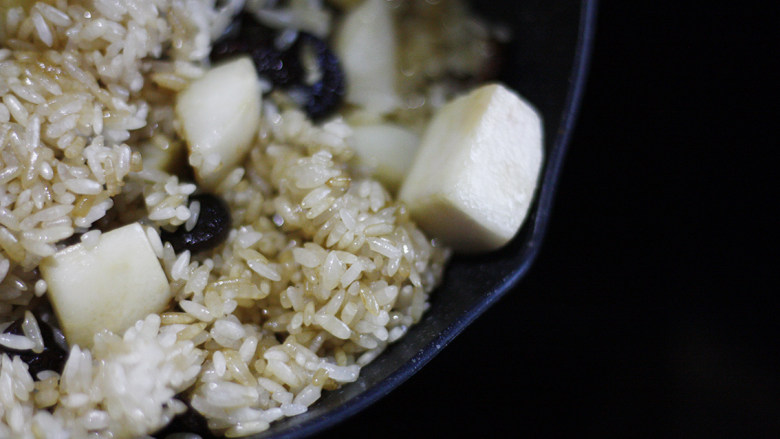 芋头香菇焖饭，没有下饭菜也能吃一碗,将炒好的大米等倒入电饭煲中