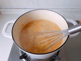 小米南瓜板栗甘薯粥,开盖转大火，用蛋抽快速打圈搅动2分钟，使南瓜融化在粥里，让小米开花，这款粥香浓幼滑的秘诀就在这里