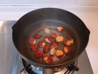 小米南瓜板栗甘薯粥,板栗去壳，放入煮开的水中煮5分钟