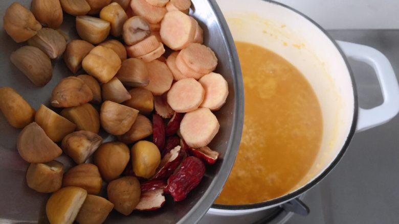 小米南瓜板栗甘薯粥,加入板栗、甘薯和红枣