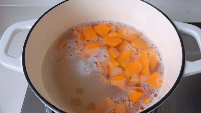 小米南瓜板栗甘薯粥,锅中放入适量水，加入小米和南瓜煮开