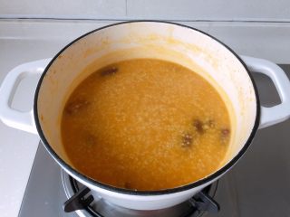 小米南瓜板栗甘薯粥,期间需不时打开锅盖搅拌，以防粘底或溢锅，最后加入适量冰糖
