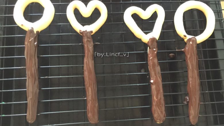 小仙女棒饼干,烘烤后的仙女棒饼干垂直棒均匀的抹上融化后的黑巧克
