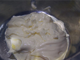 马卡龙万能乳酪馅,处理后的奶油奶酪，非常细腻顺滑了。放在一旁备用。