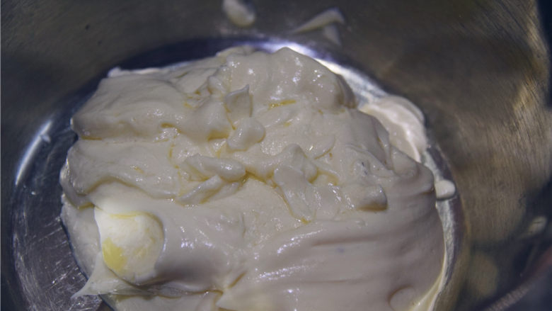 马卡龙万能乳酪馅,处理后的奶油奶酪，非常细腻顺滑了。放在一旁备用。