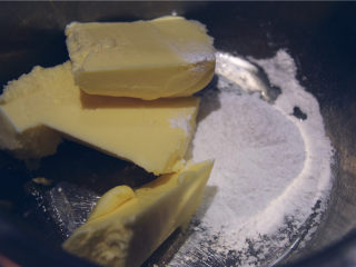 马卡龙万能乳酪馅,处理黄油，黄油加糖粉准备打发。