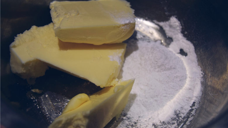 马卡龙万能乳酪馅,处理黄油，黄油加糖粉准备打发。