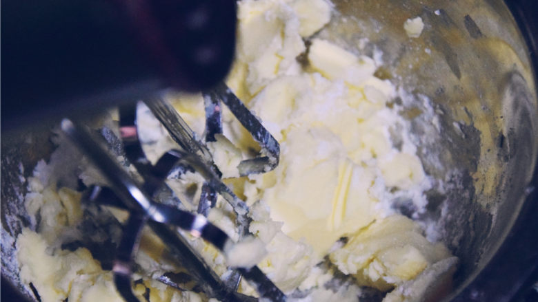 马卡龙万能乳酪馅,打发之前先用打蛋头将黄油和糖粉粗略混合，避免打蛋头高速旋转使糖粉横飞。