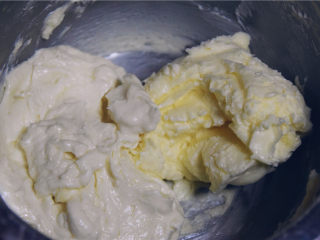 马卡龙万能乳酪馅,将黄油和奶油奶酪混合。