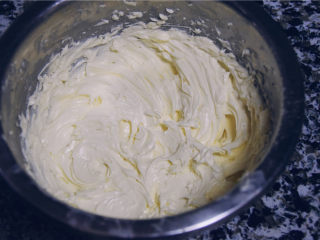 马卡龙万能乳酪馅,用打蛋器帮助一下，混合后的状态。