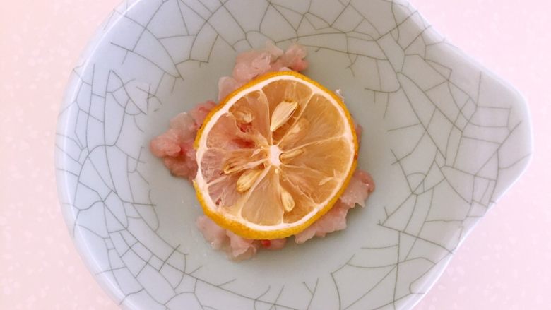 胡萝卜鱼豆腐,鱼肉用刀刮鱼泥，再仔细检查去除鱼刺，盖上柠檬片10分钟左右去腥。