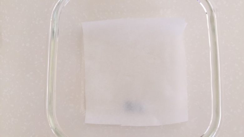 胡萝卜鱼豆腐,取干净的耐高温玻璃容器，铺一张硅油纸（或者刷一层油）。