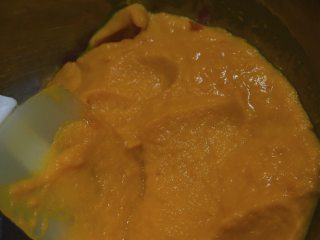 栗味南瓜黄金坚果吐司,首先将栗味南瓜去皮、清洗干净，在微波炉里叮到全部绵软成熟。以20分钟为一个周期，没有特别的时间规定，看状态，成熟就好了。