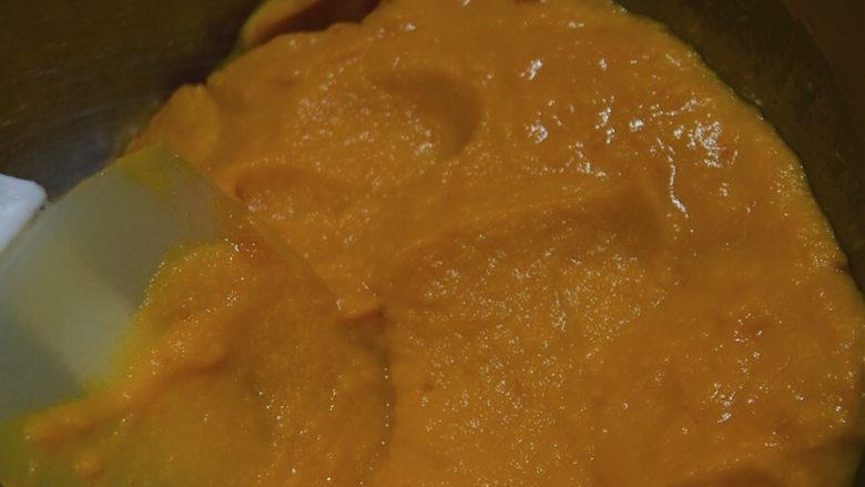 栗味南瓜黄金坚果吐司,首先将栗味南瓜去皮、清洗干净，在微波炉里叮到全部绵软成熟。以20分钟为一个周期，没有特别的时间规定，看状态，成熟就好了。