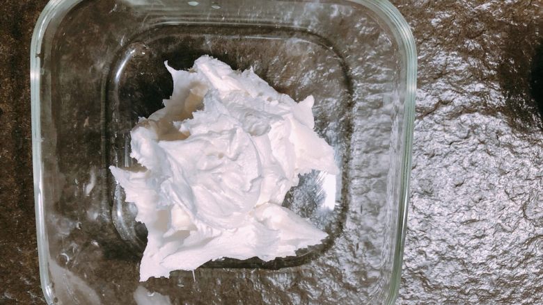 简单好用的糖霜配方,糖霜做好后要尽快密封，避免接触空气变干，可以把它放在保鲜盒中。