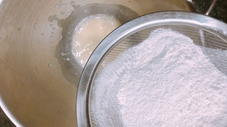 简单好用的糖霜配方,把蛋白粉与温水混合物倒入打蛋盆中，再倒入糖粉，糖粉再倒入盆中时需要再进行一次过筛。