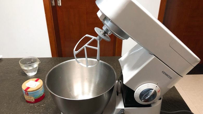 简单好用的糖霜配方,操作采用厨师机，用的头是K浆，如果是打蛋器请开到低速混合，时间看状态，约为厨师机时间的一半，5分钟左右。
