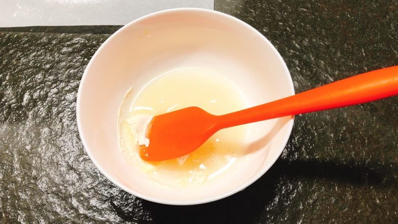简单好用的糖霜配方,用刮刀混合蛋白粉与温水。