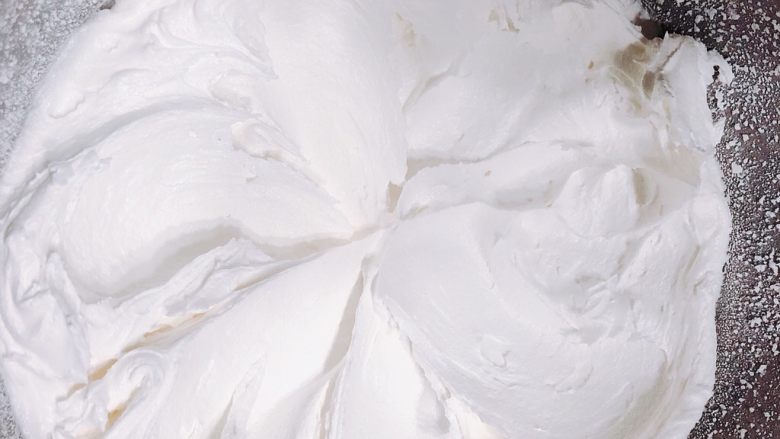 简单好用的糖霜配方,打好的糖霜体积变大，发白，成硬尖峰状态，这种状态适合裱花、花边、刺绣等。