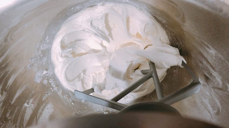 简单好用的糖霜配方,打得过程中可以用刮刀刮一下打蛋盆壁，再继续搅打混合。