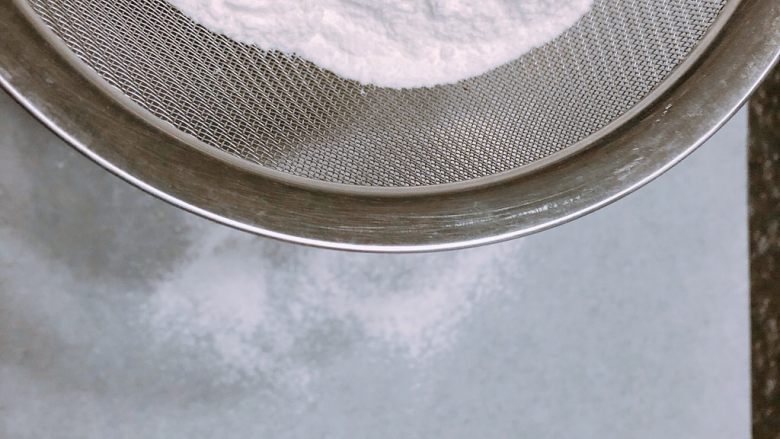 简单好用的糖霜配方,糖粉可以筛到油纸上方便一会倒入打蛋盆中。