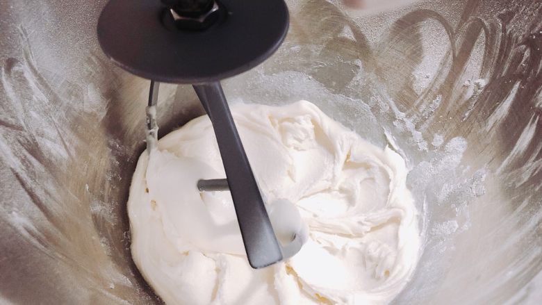 简单好用的糖霜配方,厨师机开低速打10分钟左右。如果是打蛋器或用的是蛋清时间要相应缩短，约为4、5分钟。