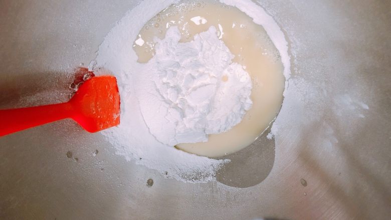 简单好用的糖霜配方,用刮刀先混合一下，避免后期开厨师机或打蛋器时糖粉四处飞溅。
