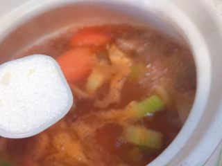 牛肉炖西红柿「高压锅加砂锅省时版」,然后加盐，大概10g