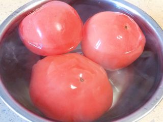 牛肉炖西红柿「高压锅加砂锅省时版」,把西红柿，用开水烫一下，好扒皮。