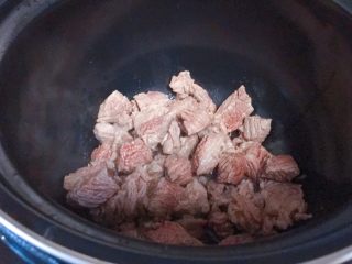 牛肉炖西红柿「高压锅加砂锅省时版」,把肉焯好之后，放在高压锅里。