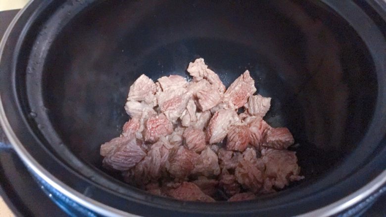 牛肉炖西红柿「高压锅加砂锅省时版」,把肉焯好之后，放在高压锅里。