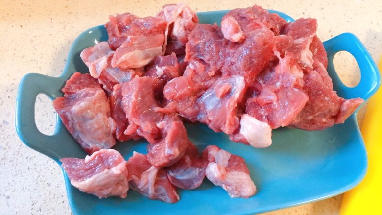 牛肉炖西红柿「高压锅加砂锅省时版」,牛肉洗净，切块。如图。我用的是上脑，比较好烂，也可以用牛腩，牛腩肥肉更多一些，口感更丰富，更香，但是要炖得更久一些。