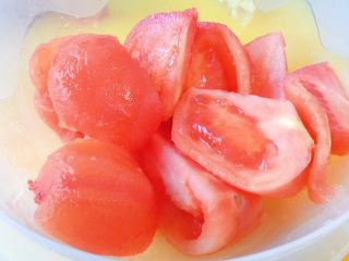 牛肉炖西红柿「高压锅加砂锅省时版」,切瓣备用。