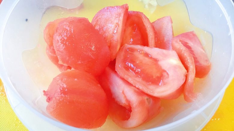 牛肉炖西红柿「高压锅加砂锅省时版」,切瓣备用。
