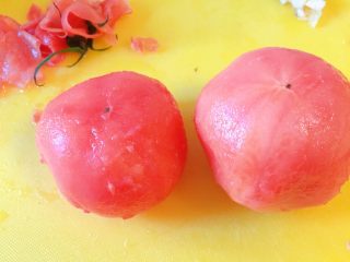 牛肉炖西红柿「高压锅加砂锅省时版」,把西红柿从热水中捞出，去皮。