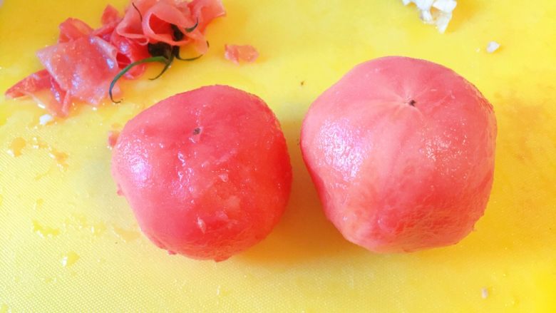 牛肉炖西红柿「高压锅加砂锅省时版」,把西红柿从热水中捞出，去皮。